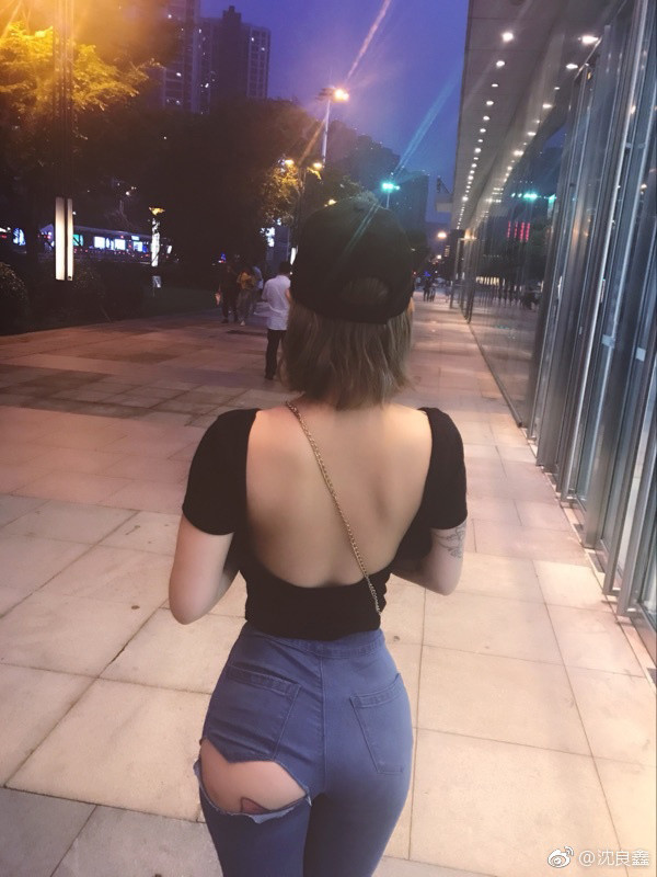 妹子你穿成这样，让我们怎么游泳啊 爆笑内涵囧图(302)_八卦趣闻_新浪游戏_新浪网