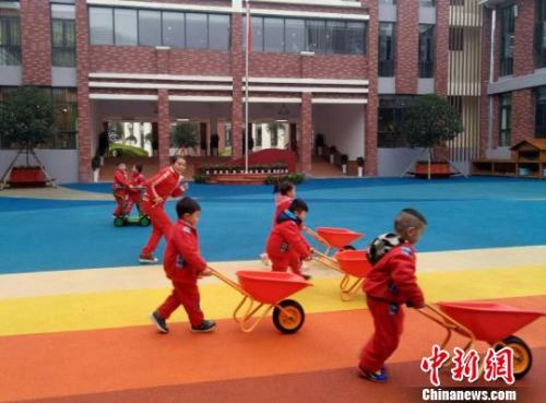 资料图:贵州省遵义市实验幼儿园第一分园的幼儿与教师在游戏中体验建筑设计。黄蕾瑾 摄