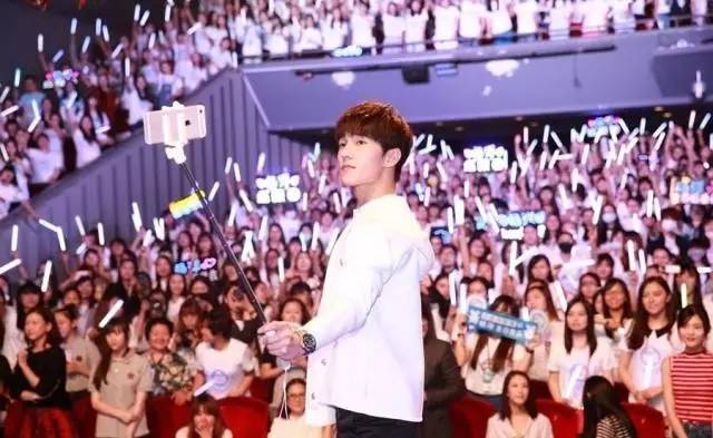 在杨洋贴吧观察10个小时之后,我发现了锁场的真相 在杨洋2016年的生日会上,公司宣布为其买下一颗星辰的命名权,好让粉丝们抬头仰望星空,就能看见属于他的“最大最亮的那颗星星”