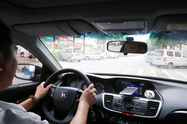 东莞网约车新规落地近百日 有司机月入过万|网