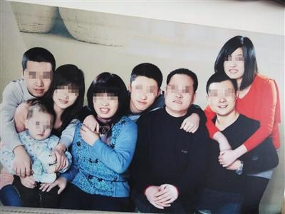被骗传销殴打致死 曲鹏旭全家福,右四为曲鹏旭。家属供图