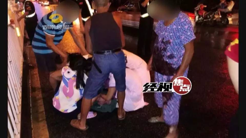 要分娩了还长途坐车 孕妇在马路上就生下了孩