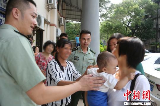 图为孩子的外婆欣喜地接过孩子。 程剑宁 摄