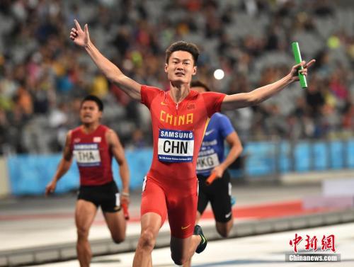 资料图:仁川亚运会田径男子4x100米接力决赛,陈时伟、谢震业、苏炳添和张培萌组成的中国队以37秒99的成绩夺得冠军,创造了新亚洲纪录。图为中国队最后一棒张培萌冲线后庆祝。 <a target=\'_blank\' href=\'http://www.chinanews.com/\'>中新社</a>发 侯宇 摄