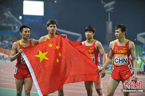 资料图:2010广州亚运会男子4×100米接力,陆斌、梁嘉鸿、苏炳添、劳义带领中国队时隔20年重夺该项目亚洲冠军。 <a target=\'_blank\' href=\'http://www.chinanews.com/\'>中新社</a>记者 陈文 摄