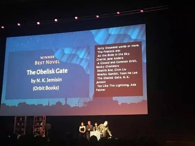 奶奶外出买菜,3岁女童竟独自溜到公园玩耍,追