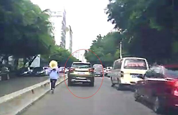 驾驶员没交停车费 女收费员狂奔数百米追车