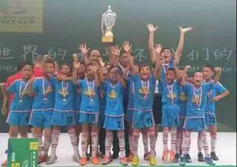 墨玉县喀瓦克乡小学梦之队足球队夺得第三届