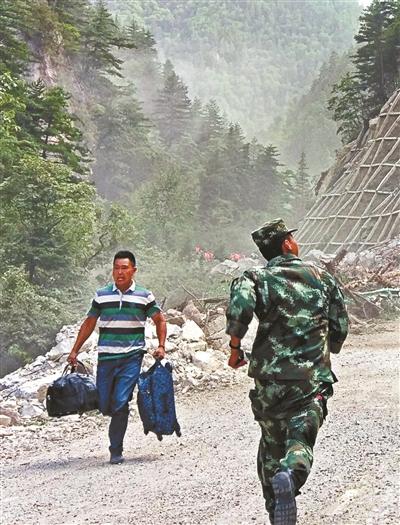 最美逆行照片刷屏 当事人:记不清背出多少游