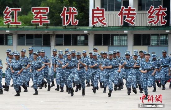 资料图:2016年8月14日,第六届香港大学生军事生活体验营在驻港部队新围军营举行结业典礼。 <a target=\'_blank\' href=\'http://www.chinanews.com/\'>中新社</a>记者 张宇 摄