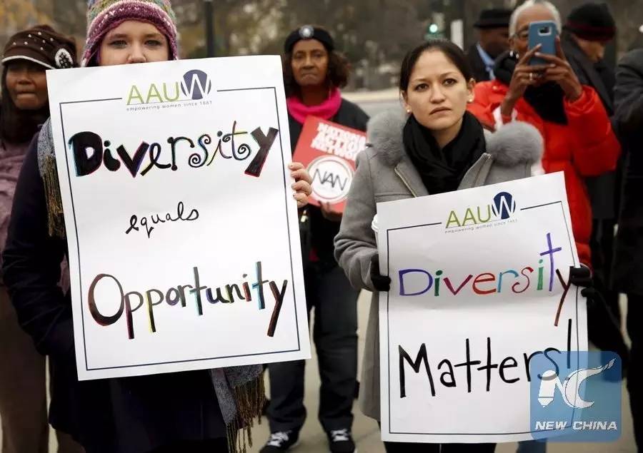  高校“多元性”的支持者们手持书写着“多元性等同于机会”“多元性很重要”的标语。