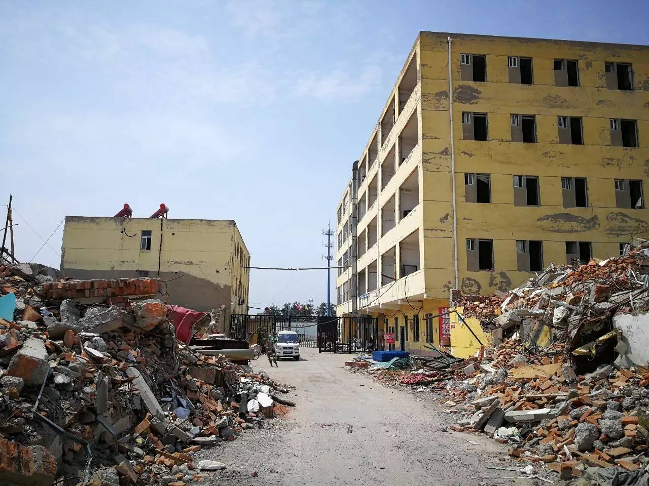 学生正放假学校被拆除,北京打工子弟学校几百