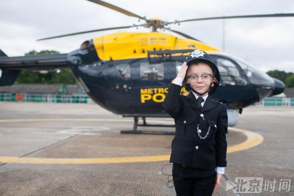 英国7岁重病儿童圆警察梦 穿警服保卫白金汉宫
