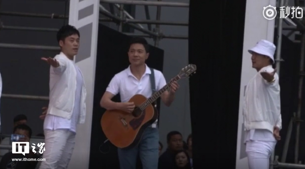 百度Summer Party现场:李彦宏弹吉他为女儿伴奏