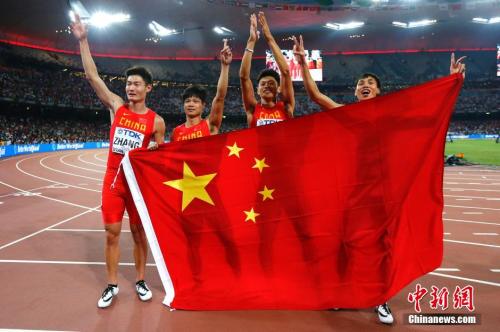 资料图:2015年北京田径世锦赛男子4X100米接力决赛,由莫有雪、谢震业、苏炳添、张培萌组成的中国队跑出38秒01,获得银牌。这是亚洲人首次登上该项目领奖台。 <a target=\'_blank\' href=\'http://www.chinanews.com/\'>中新社</a>发 富田 摄
