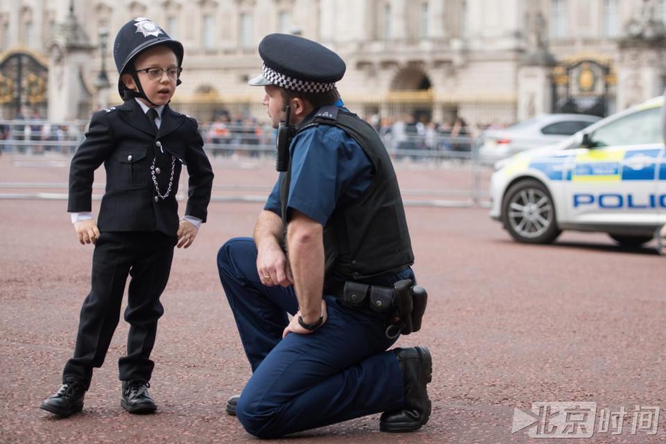英国7岁重病儿童圆警察梦 穿警服保卫白金汉宫