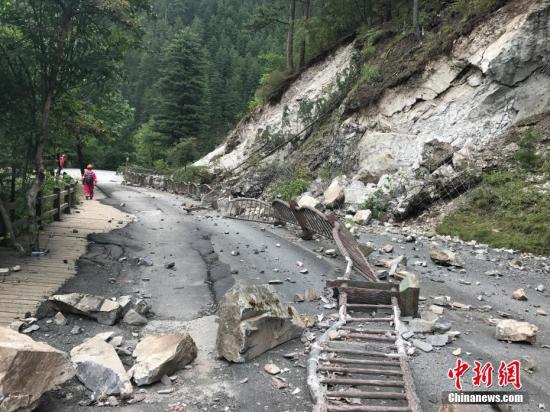 图为12日拍到的九寨沟地震后受损的道路 中新社记者 吕杨 摄