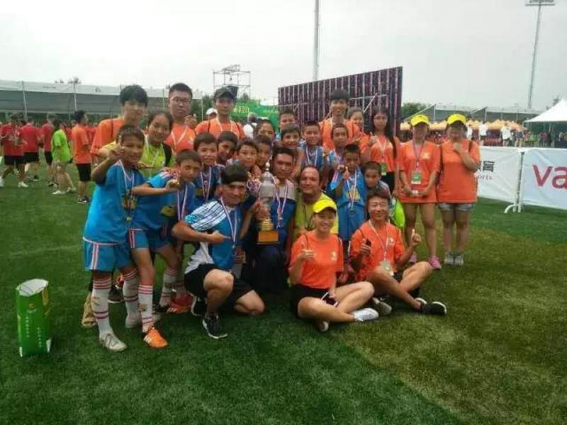 墨玉县喀瓦克乡小学梦之队足球队夺得第三届