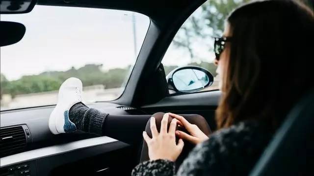 长途坐副驾这个动作很舒服,但是分分钟会让你断腿!