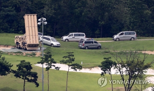 ▲8月12日下午，在庆尚北道星州的“萨德”极地，韩国国防部评测小组对电磁波辐射和噪音等进行小规模环评。（韩联社）