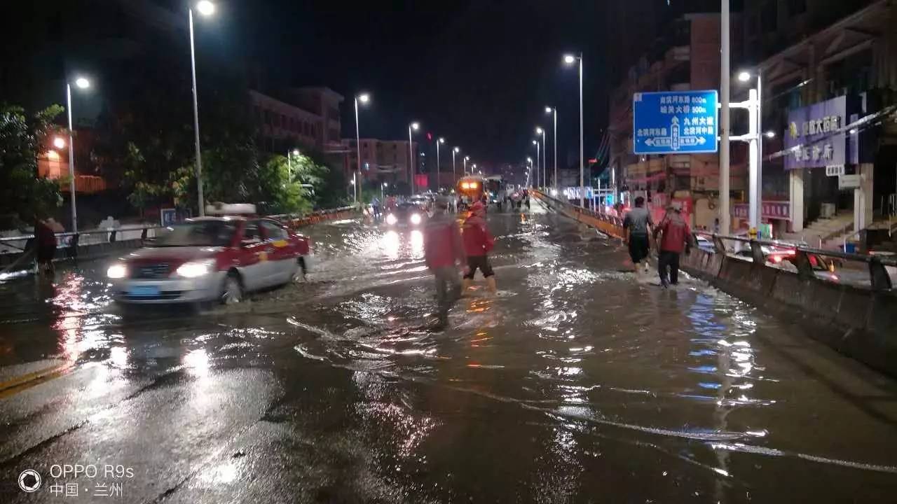 是一场雷阵雨,而那些为城市服务的人 也开始行