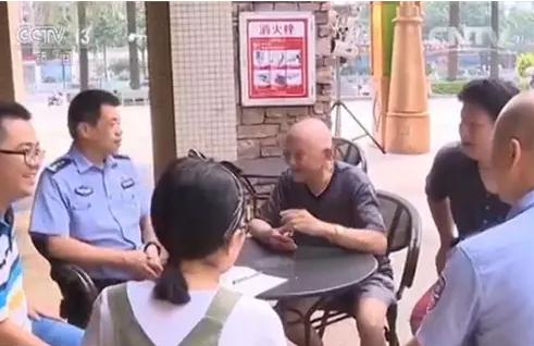 点赞| 司机停车让行 老人脱帽鞠躬致谢 事后二人这么说.