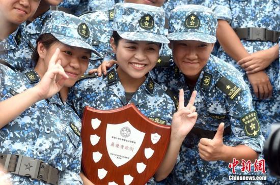 资料图:2016年8月14日,第六届香港大学生军事生活体验营在驻港部队新围军营举行结业典礼。 <a target=\'_blank\' href=\'http://www.chinanews.com/\'>中新社</a>记者 张宇 摄
