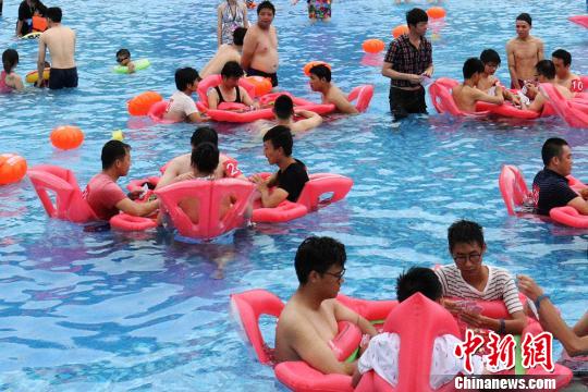 “掼蛋”江苏地区一种扑克游戏。 寒单 摄
