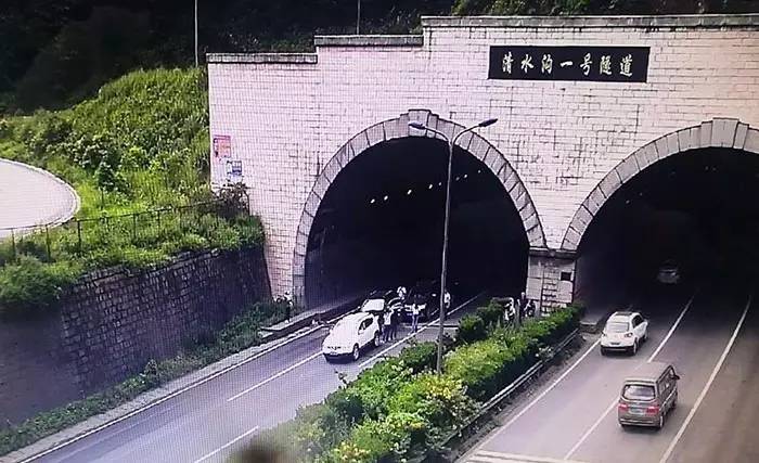 昨天昆石高速清水沟隧道20余辆车追尾 原因竟