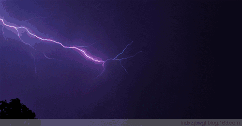 天空中的几道闪电划过 轰隆隆闷雷震响 不好 大雨要来了!