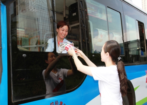 致敬城市守护者浙商银行重庆分行开展公益赠饮