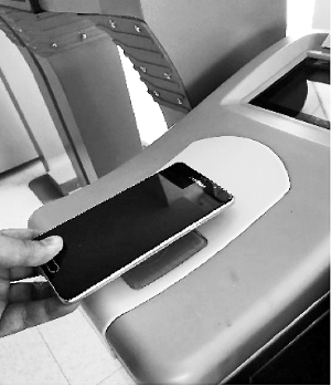 今起北京地铁全线可刷手机乘车 不同手机姿势