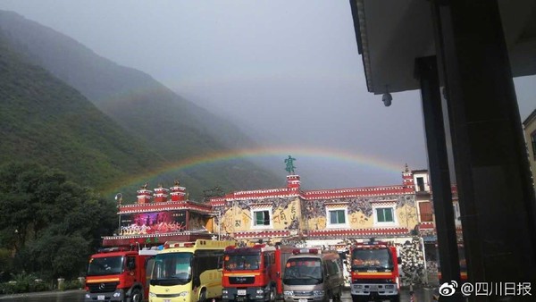 九寨沟现双彩虹 网友感慨称艰难挺过去就是美