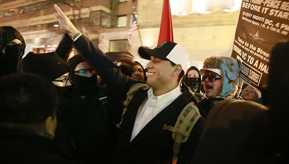 真无知还是装糊涂?美国醉汉在德国行纳粹礼被