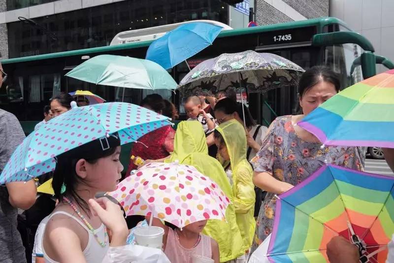 生意做得风生水起,也不知道是谁喊了一句:“城管来啦,快跑!”