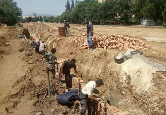 朔州市区振华东街改造工程施工队伍全力以赴抢