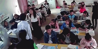 男生猛扇回击老师 只因口角之争,师生教室内竟动手-校园网罗