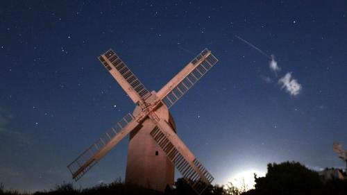 英仙座流星雨照亮夜空 一小时最多可见100颗流星|流星雨|英仙座|流星_新浪新闻