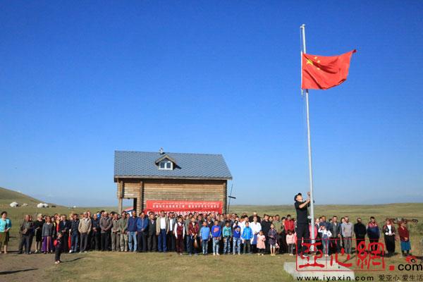 新疆昭苏县草原深处升旗鲜艳的五星红旗|新疆