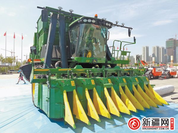 国内大型农机展首次在乌举办 上万台农机设备