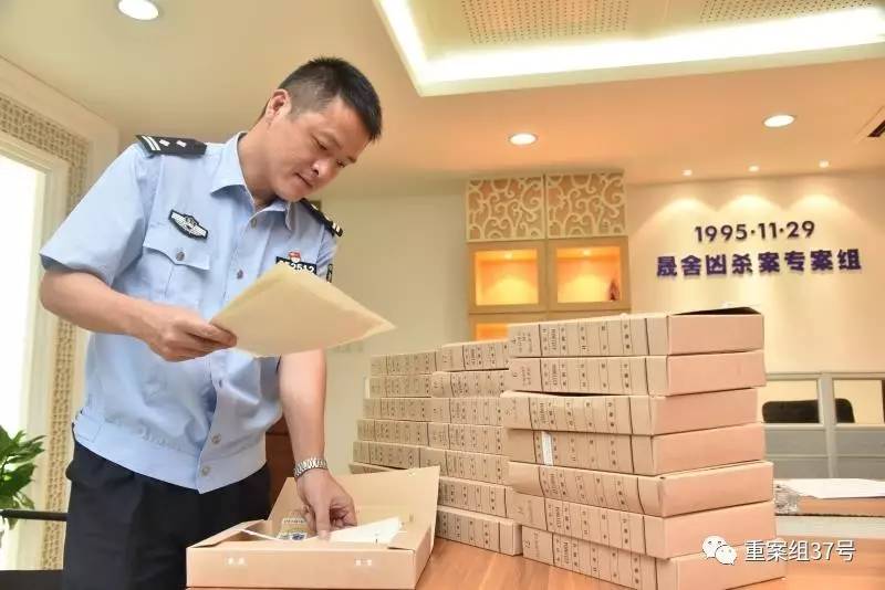 ▲22年来警方办案的卷宗已经累计十几沓。 警方供图