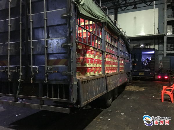 交易车位改变 广州江南市场商户水果滞销