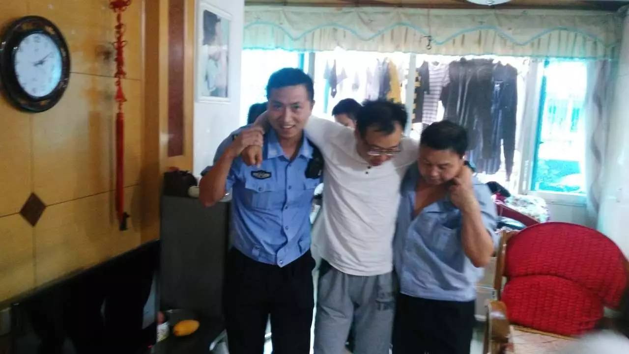 城市的温度 ▏满大街没得背篼?!女子路边焦急