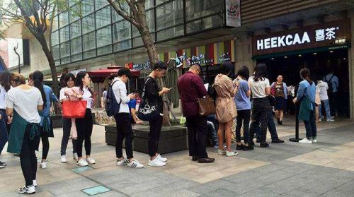 喜茶新店开业排队几十米 真是生意火爆?|星巴克