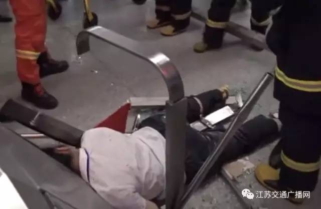 8月13日无锡客运站一辆大巴车冲进候车室，5人受伤|客车
