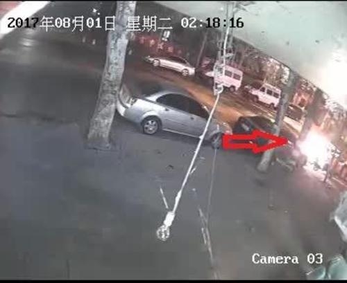 损失惨重!一辆电动车自燃,烧了两辆汽车…|电瓶