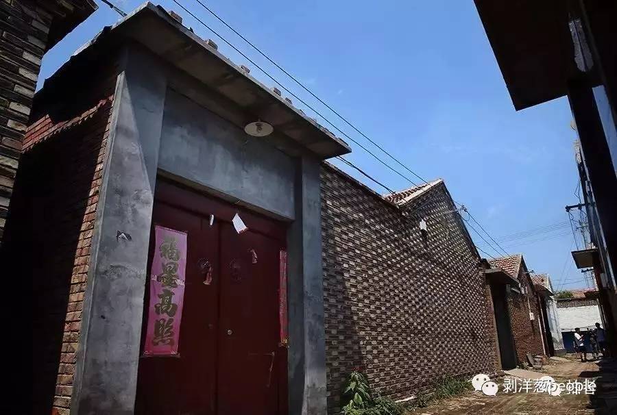 王家楼村一处传销窝点,大门紧闭,人去楼空。据村民说,这房子,是传销者以每月一千元的价格租的。