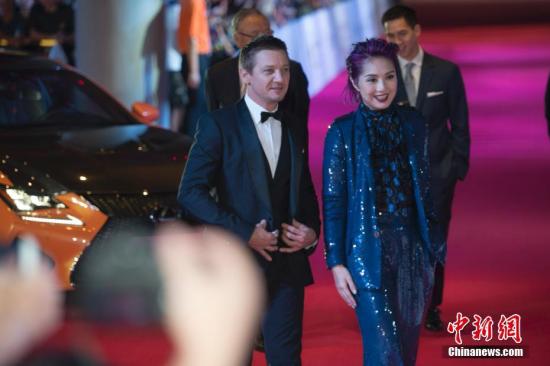 资料图为美国好莱坞明星杰瑞米·雷纳与香港艺人杨千嬅亮相红毯。<atarget=\'_blank\'href=\'http://www.chinanews.com/\'>中新社</a>记者骆云飞摄