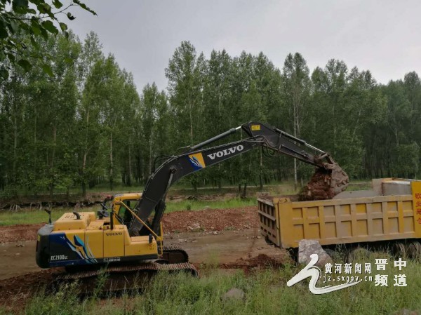 昔阳沾尚镇开展317省道沿线潇河河道 三清活动