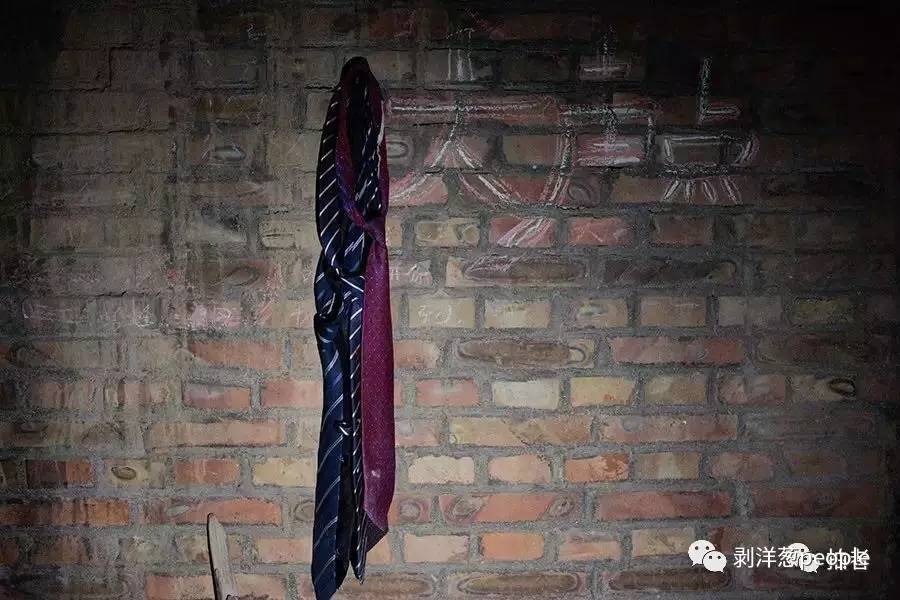 “教室”的砖墙上,挂着几条领带,旁边写着标语。